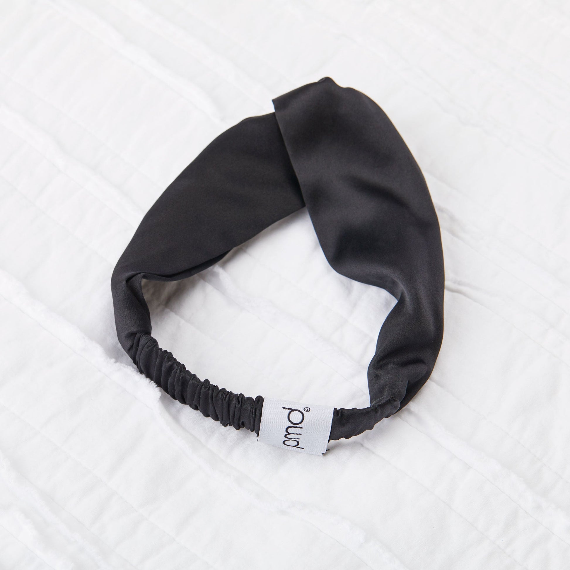 5008-HBBLACK?silversilk headband in black on bed