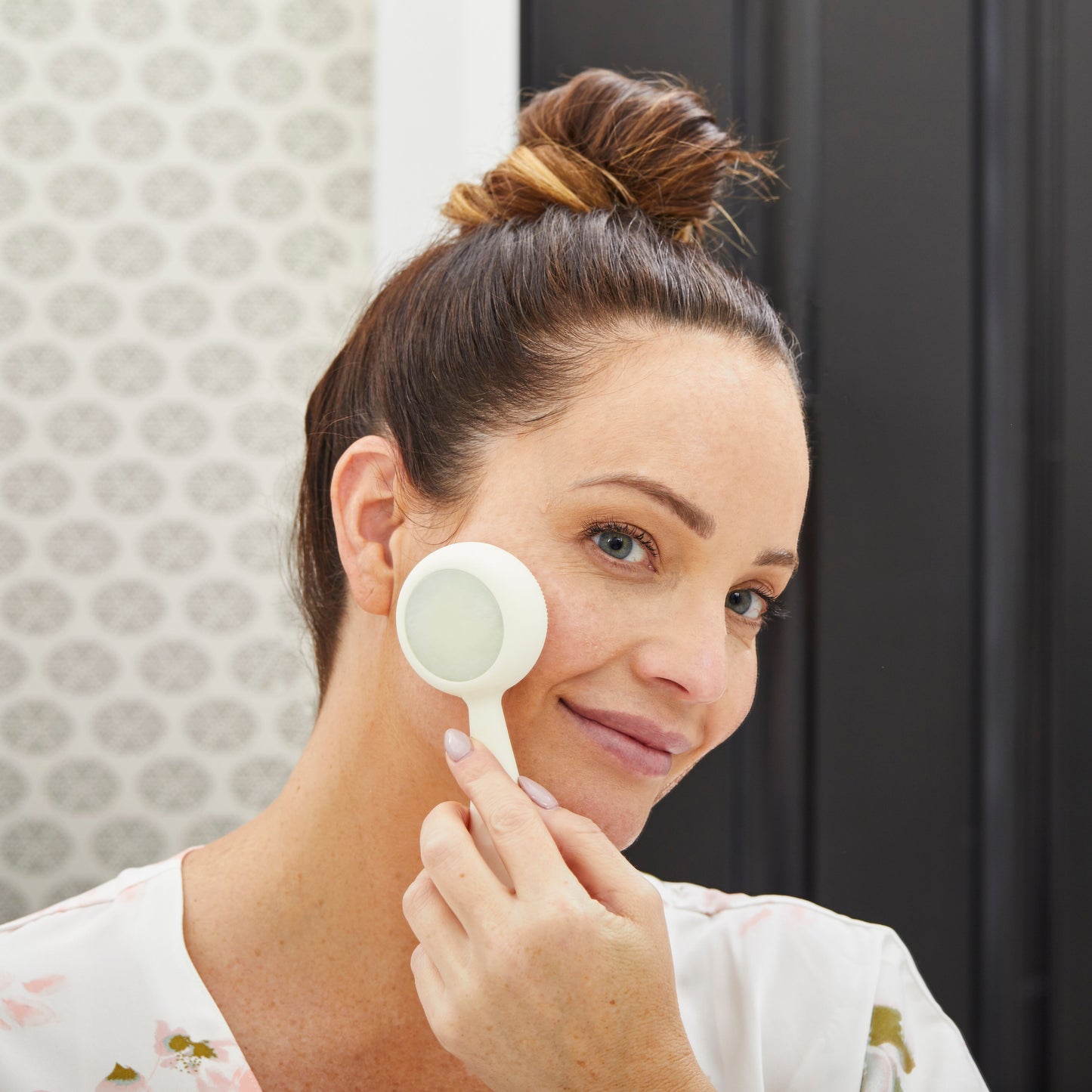 4002-CreamJ? Woman using the PMD Clean Pro Jade