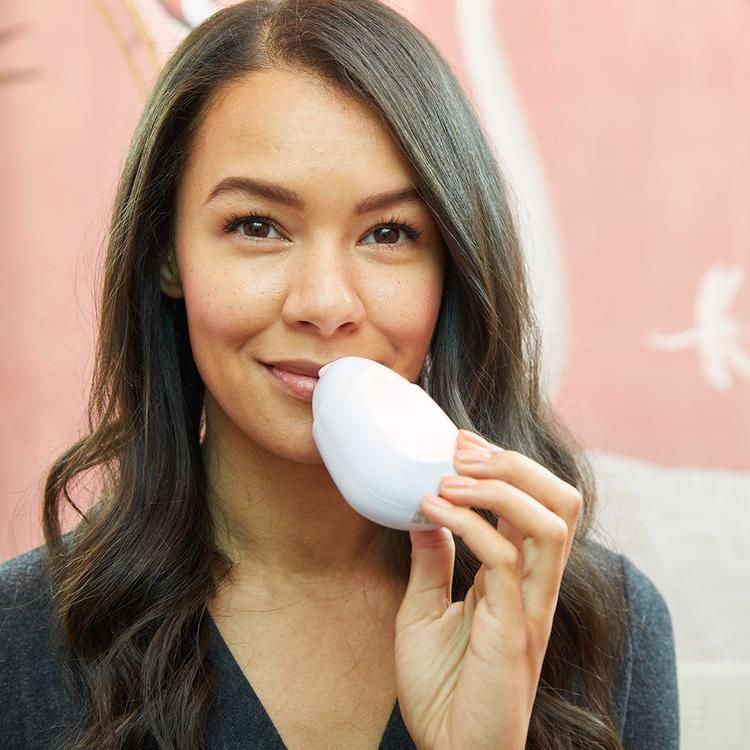 BNDL_plumped_blush?Woman using PMD Kiss in blush to plump her lips