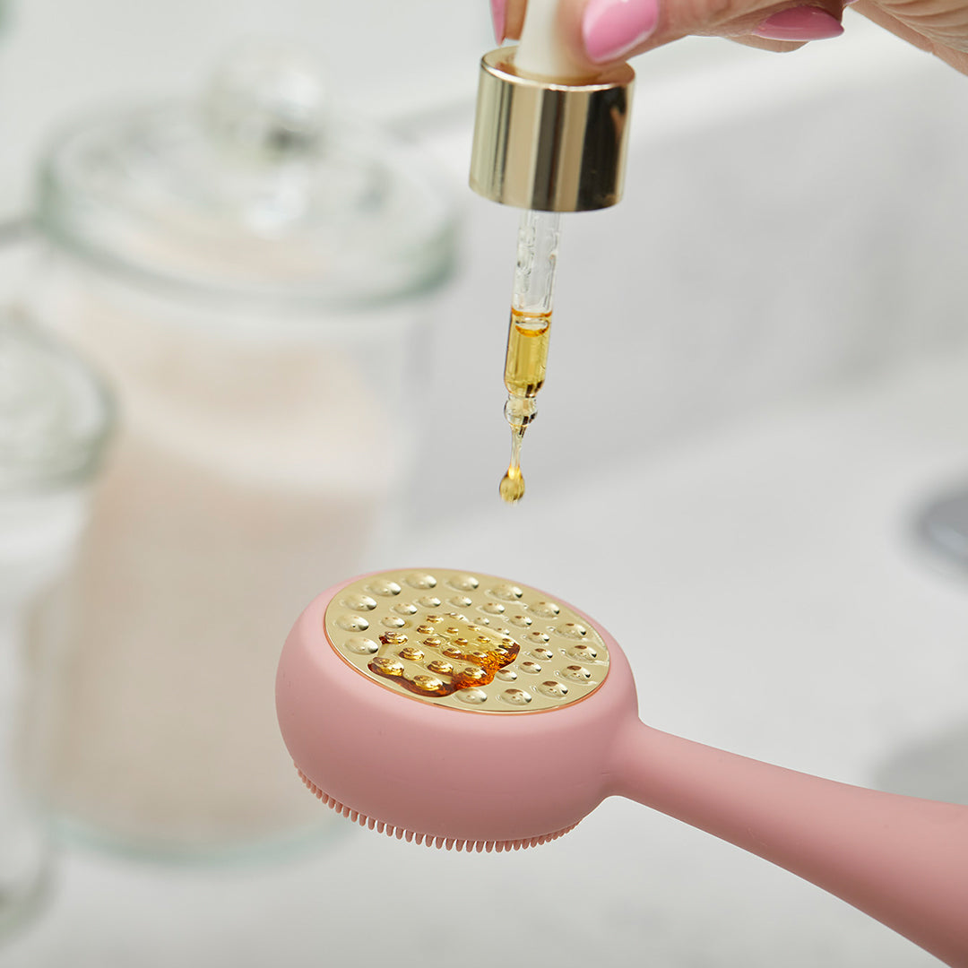 4002-RoseG? Serum being dropped on the PMD Clean Pro Gold