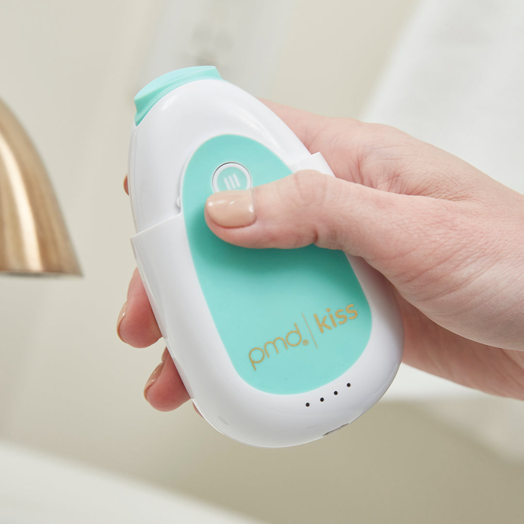 3001-teal?PMD Kiss in Teal in a hand